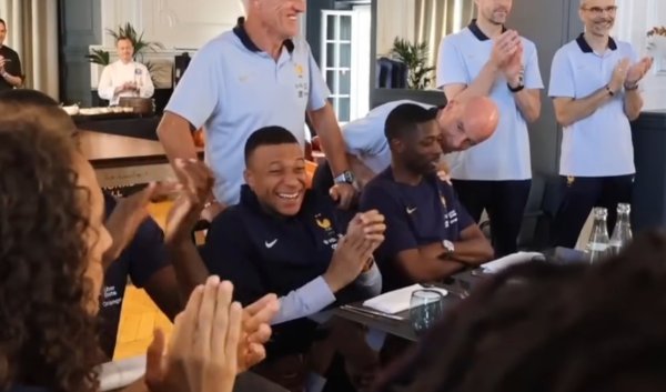 1 Champions League partner 0 Champions League 😂 Team newspaper: Deschamps practices Mbappe Duerden Bele Trident during training