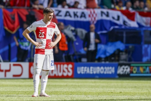 Romano: Como discusses introducing 22-year-old Croatian midfielder Baturina, and has submitted a formal offer