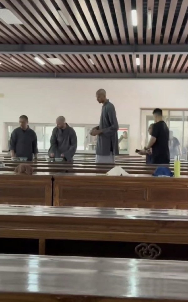 😂 Do you want to become a monk? Wenban Yama visited Shaolin Temple & with vegetarian rice and seemed to have shaved her head