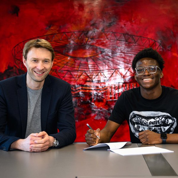 Official: Leverkusen announced visa-free visa for 17-year-old Paris central defender Tappe, contract period until 2030