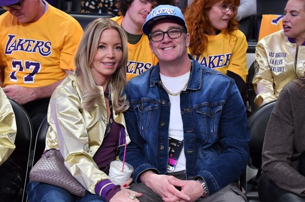 Now panicked 😏 Team Note: The opponents think that Jenny will never sell the Lakers and are grateful for this