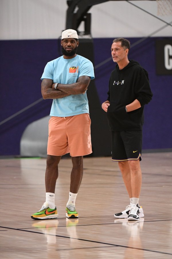 NBC reporter: James and his camp are frustrated by the Lakers  performance in the first two days in the free market
