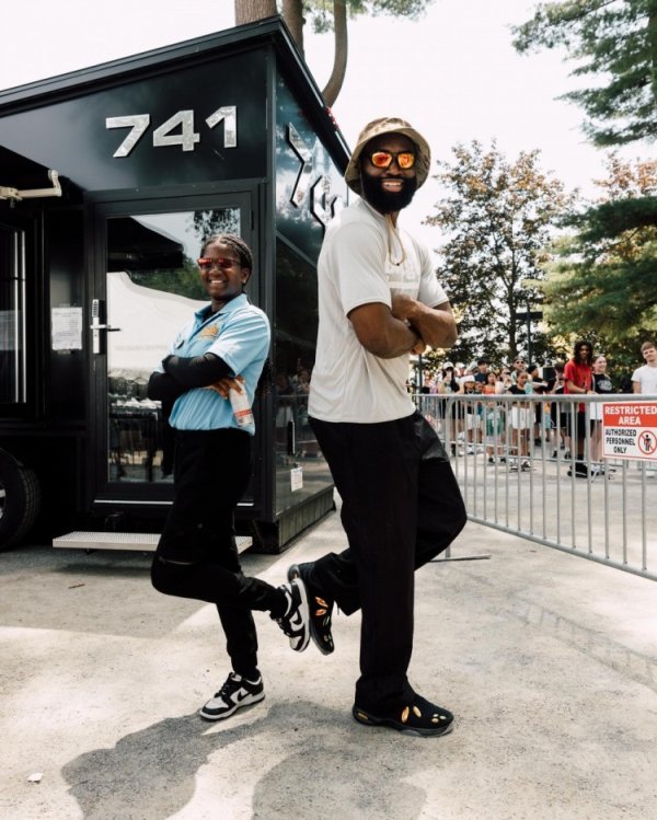 Jaylen Brown held a sneaker flash event and couldn t stop signing and taking photos on the spot