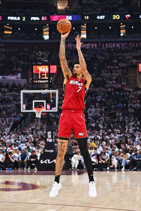 Dimensional reduction strike! Weil made 7% of 10 shots in the first half 26 three-pointers and 2 shots 17 points, 6 rebounds, 1 breaks and 2 hats