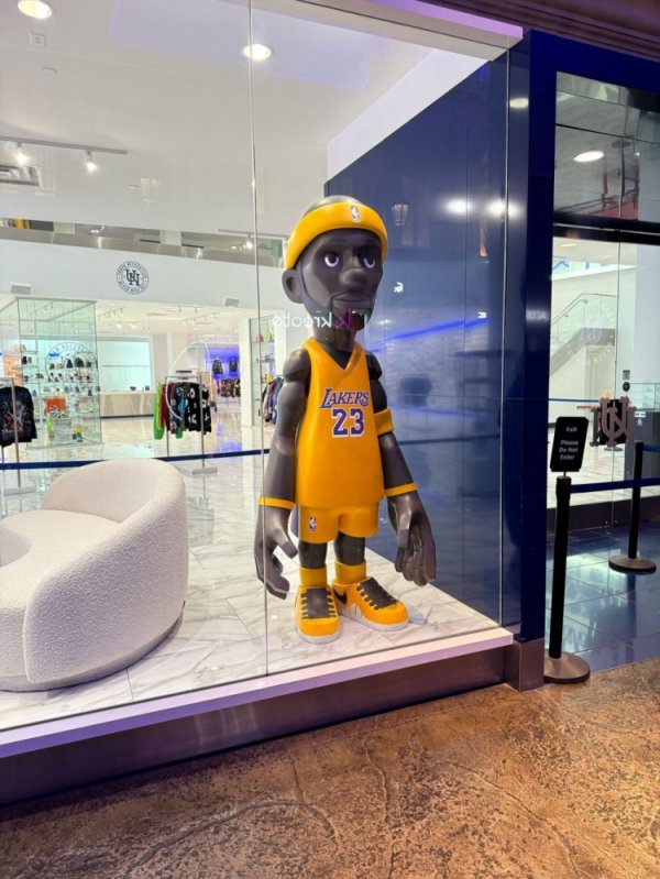 Lakers reporters show off James s huge doll: Guess who I met in the casino?