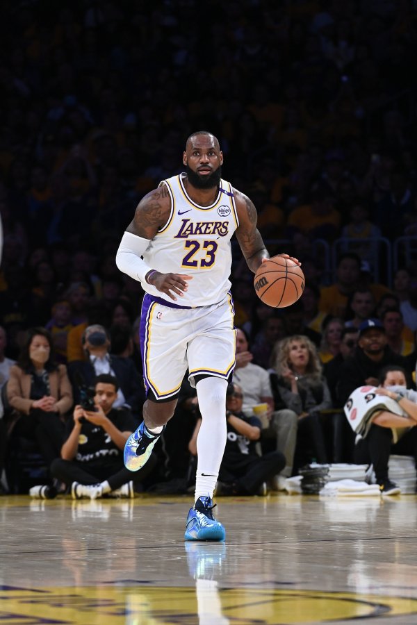 �版: The Lakers are very tired of James  endless negative confrontational attacks