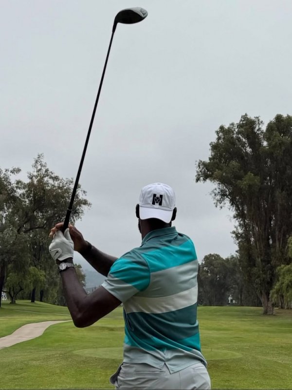 James forwarded the photo of playing golf with his friend. Zhu Meng and Paul participated together.