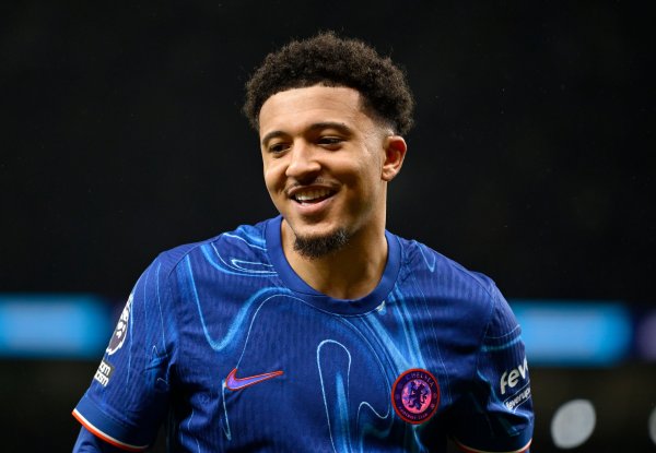 Reporter: Manchester United has notified Sancho to renew his contract for one year. The agent wanted to make a lot of money when his contract expires.
