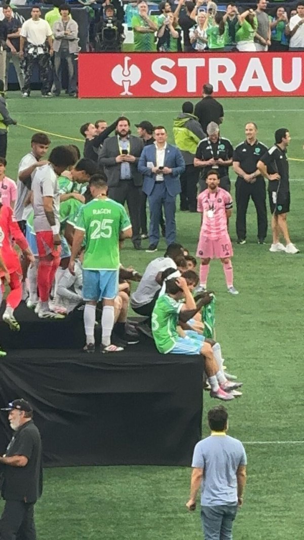 Give respect to the opponent, Messi watched the Seattle Bayer Award Ceremony on the field after the game