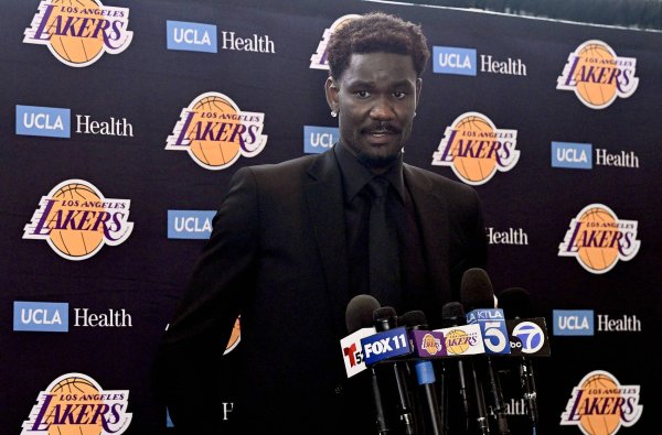 Team record talks about the hidden dangers of the Lakers  No. 5 position: Doncic s playing style depends on the center and needs Ayton to make a lot of contributions