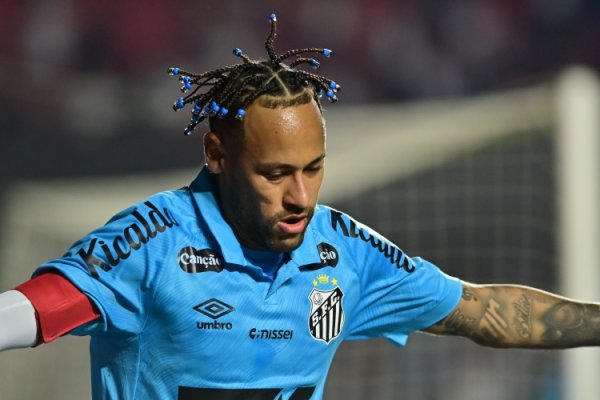 Absent from Brazil due to injury, Neymar enjoys playing tennis with friends on weekends
