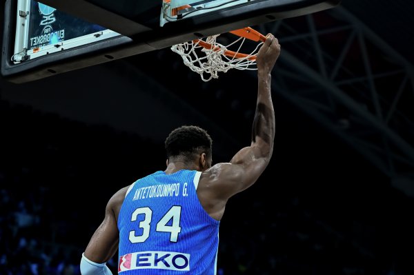 Full of impact! Antetokounmpo made 6 of 9 in the first half and contributed 15 points, 2 rebounds and 2 stops, 3 of 5 free throws