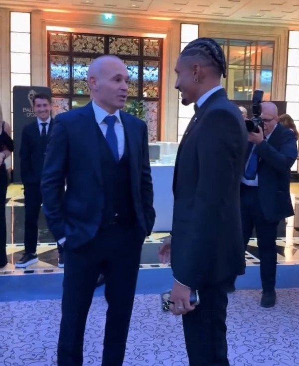 Iniesta appears at the Golden Globe Awards ceremony and talks with Rafinia