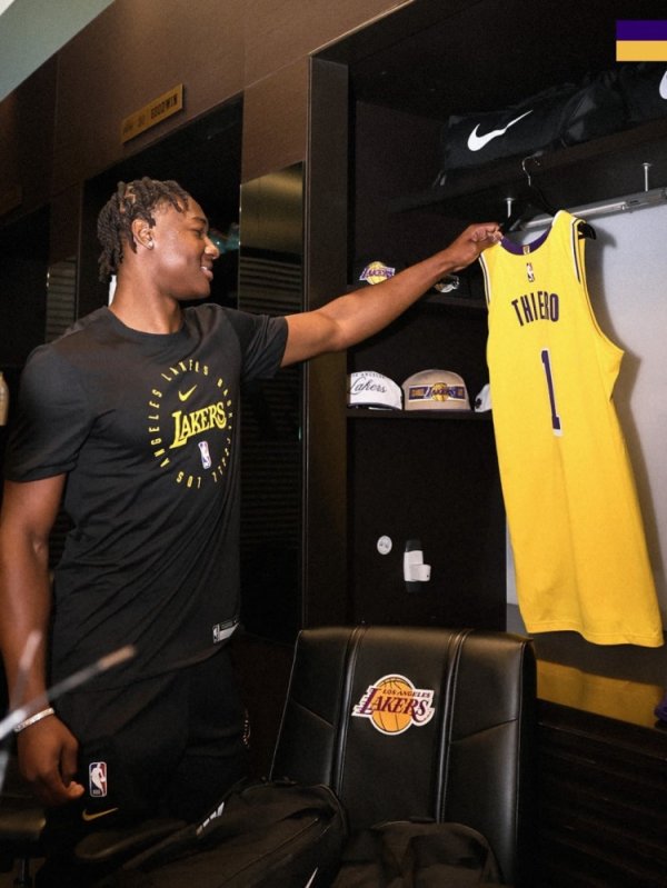 Lakers rookie Adu: The knee has not fully recovered & and is still swelling. He is not allowed to participate in training camp for the time being