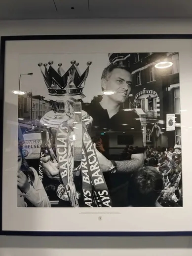 3 Premier League champions! These three photos hung in the Stamford Bridge Release Hall made Mourinho praise the name