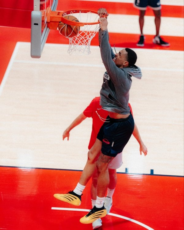 Photos of the second day of the Clippers Training Camp: Harden & Bogdan smiles, small card & Paul in the same frame