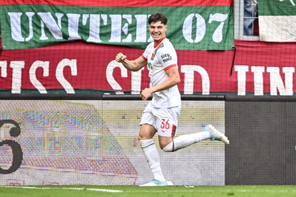Reporter: Many Premier League and Bundesliga teams are interested in 20-year-old Augsburg midfielder Komuel