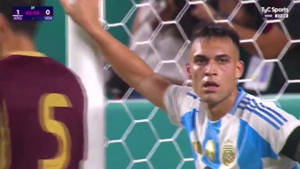 It’s so difficult for me 😩 Lautaro failed to score three times in a row and was holding on to the goalpost with a confused look on his face.