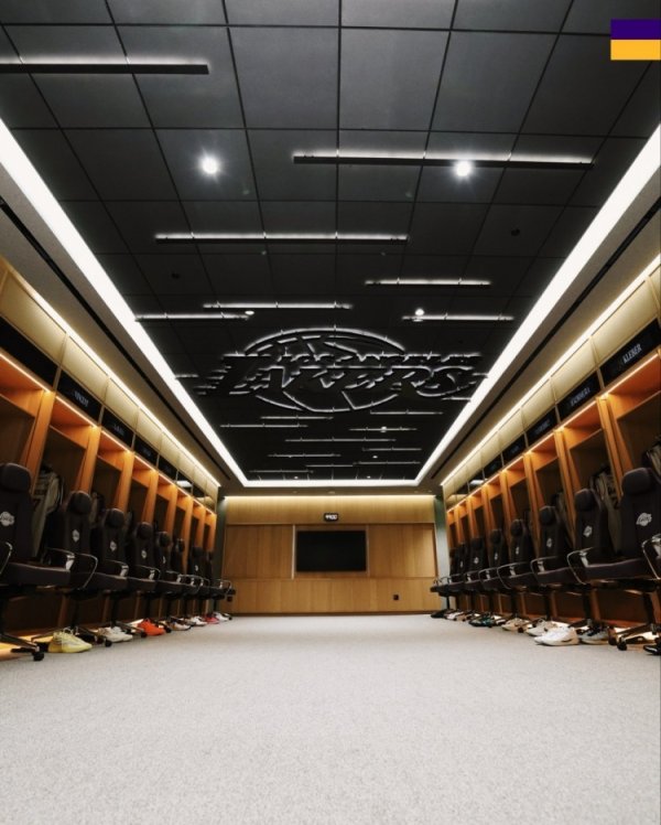 A sneak peek! Lakers official photos: The team has fully upgraded its locker room to welcome the new season!