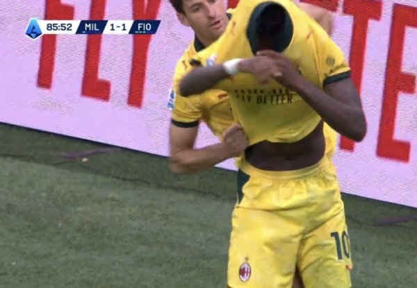 Xiao Gong! useless! After Leo scored, he wanted to take off his clothes to celebrate, but Gabia held him down at the speed of light.