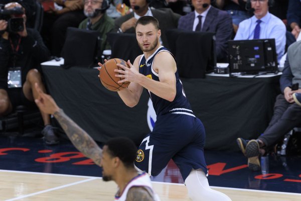 Referring to Braun&Daniels  early contract extension, what kind of contract should Ethan get?