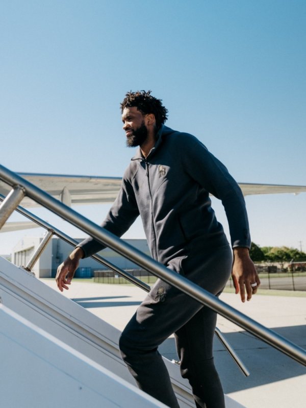 Away against the Green Army! 76ers boarding photo: Embiid is smiling and in a good mood, Oubre’s pink slippers are eye-catching