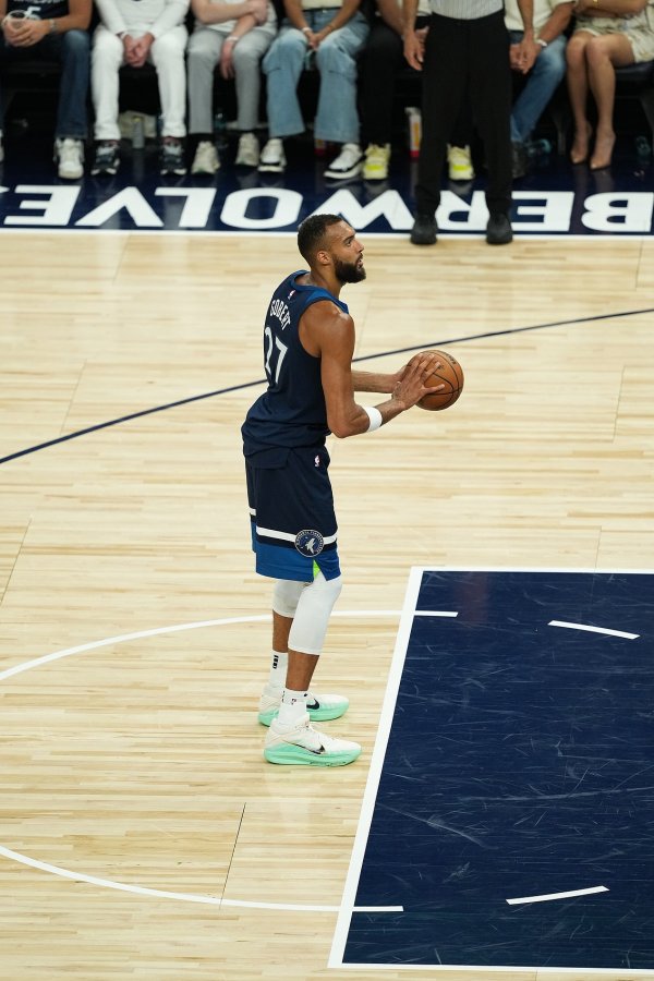 One pillar holds the sky! Gobert scored 14 points, 19 rebounds and 2 blocks on 6-of-7 shooting, but made 2-of-7 free throws.