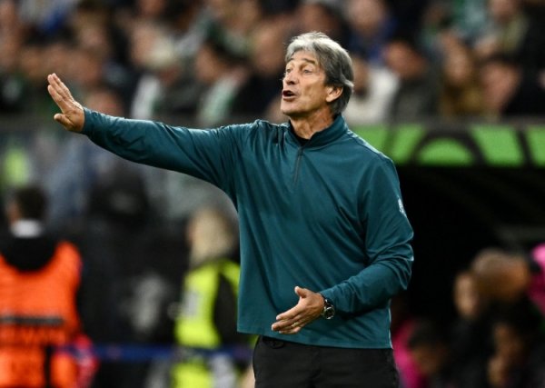 Pellegrini reached the milestone of coaching Betis in 200 La Liga games, with a record of 87 wins, 58 draws and 55 losses.
