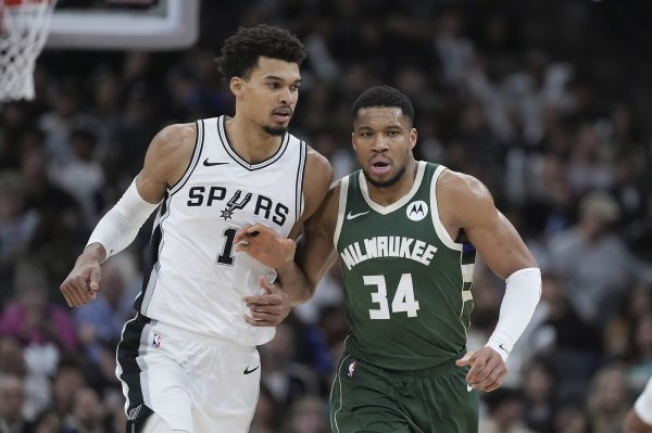 Tielin: Wenbanyama has gained muscle. He now looks like Giannis Antetokounmpo with a jump shot.