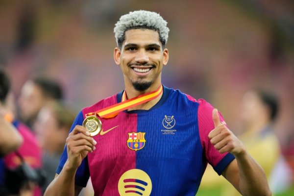 Araujo s 186 appearances tied him with Neymar for the tenth most appearances by Barcelona America players, and Messi ranked first.