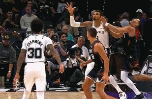 It s dangerous! Wen Ban knocked down Booker in the low post and was called for an offensive foul% 26, his 4th foul of the game.