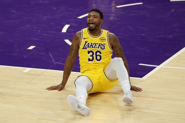 Smart talks about stepping on the line to serve: In fact, this kind of situation always happens, but the referee will not call it