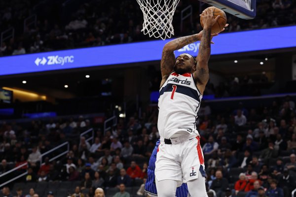 What a tough head! Whitmore hit Cisse twice and tried to dunk, but was humiliated by being hit in the face.