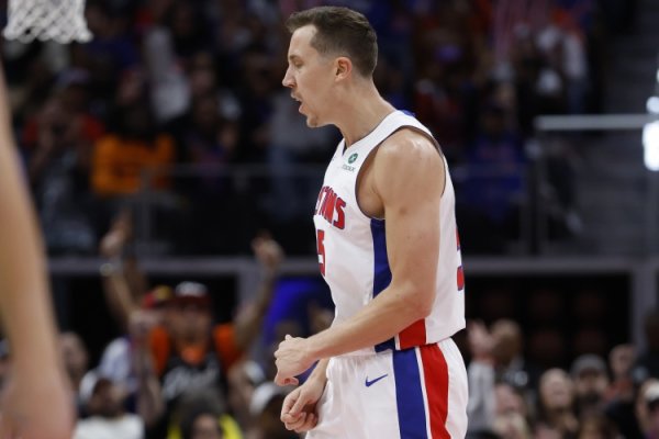 Excellent accuracy on the outside! Dun Luo scored 23 points with 7 three-pointers, 2 rebounds, 1 assist, and 1 steal in the first quarter.