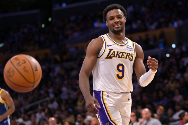 First start of the season! Bronny scored 17 points, 3 rebounds and 5 assists against the Bucks last season, a career-high scoring record.