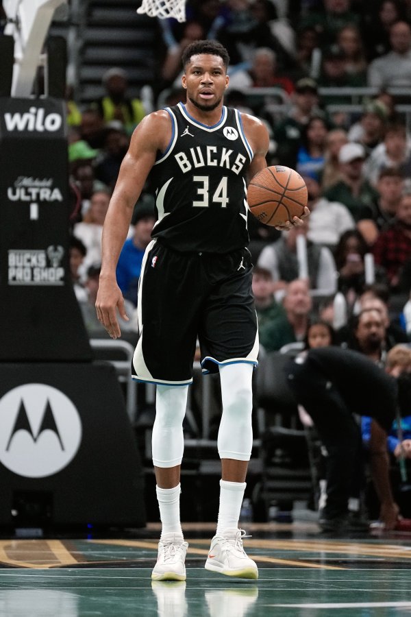 Slightly quiet! Antetokounmpo scored only 3 points, 3 rebounds and 2 turnovers in the first quarter, and the team fell behind by 12 points.