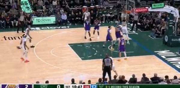 A heavy blow! Antetokounmpo cut to the basket and ran over Doncic for a two-handed dunk.
